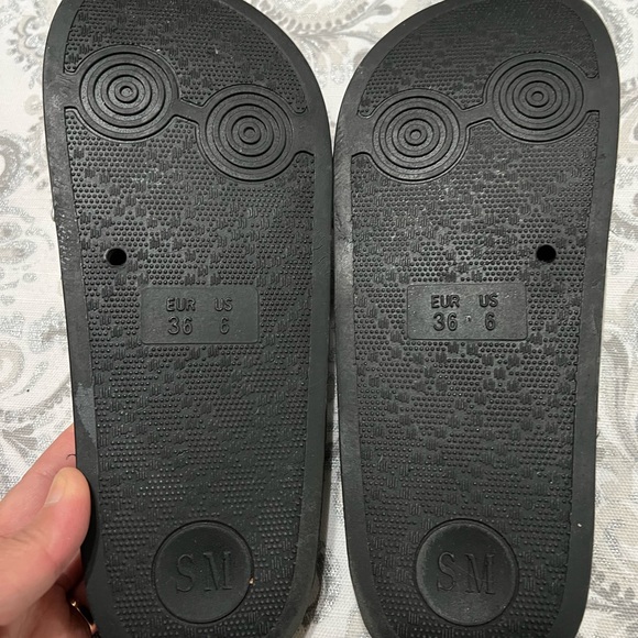 Awesome Steve Madden silver material /rubber slippers 👍🌹☝️ - Picture 4 of 4